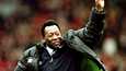 Pelé tervehti yleisöä vuonna 1998 Manchester Unitedin ja Liverpoolin ottelussa.