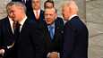 Turkin presidentti Recep Tayyip Erdoğan (kesk.) ja Yhdysvaltojen presidentti Joe Biden kättelivät maaliskuussa Naton kokouksessa Brysselissä. Vasemmalla Naton pääsihteeri Jens Stoltenberg.