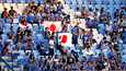 Japanilaiskannattajat jättävät paikat siisteiksi lähtiessään. Kuva MM-turnausta edeltäneestä maaottelusta Kanadaa vastaan 17. marraskuuta Dubaissa.