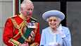 Britannian kuningatar Elisabet II prinssi Charlesin kanssa kuningattaren syntymäpäiväparaatissa 2. kesäkuuta.