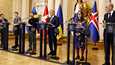 Presidentti Sauli Niinistö ja Ukrainan presidentti Volodymyr Zelenskyi Presidentinlinnassa. Presidenteillä oli yhteinen tiedotustilaisuus Pohjoismaiden pääministereiden kanssa medialle.
