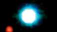 Punertava eksoplaneetta kiertää emotähteä 2M1207. Planeetta 2M1207b oli ensimmäinen eksoplaneetta, joka kuvattiin suoraan 2004. Se on noin 230 valovuoden päässä. 
