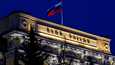 Российский флаг на крыше Центробанка в конце мая. Фото: Максим Шеметов / Reuters