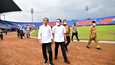 Indonesian presidentti Joko Widodo ja jalkapalloliiton puheenjohtaja Mochamad Iriawan vierailivat Kanjuruhan-stadionilla tuhoisan onnettomuuden jälkeen.