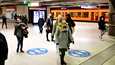 Matkustajat käyttivät kasvomaskeja metroasemalla Helsingissä maaliskuussa 2021.