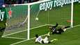 Real Madridin Vinicius Junior ohjasi pallon Liverpoolin maalivahdin Alisson Beckerin ohitse 58. minuutilla.