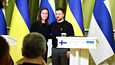 Pääministeri Sanna Marin ja Ukrainan presidentti Volodymyr Zelenskyi lehdistötilaisuudessa Kiovassa perjantaina.
