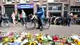 Ihmiset toivat kukkia hollantilaisen toimittajan Peter de Vriesin ampumispaikalle Amsterdamissa Hollannissa heinäkuussa. De Vries kuoli saamiinsa vammoihin.