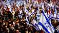 Tel Avivissa protesteihin osallistui lauantaina arviolta satatuhatta ihmistä.