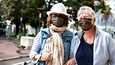 Dany ja Caroline Tapy, äiti ja tytär, virittivät samanlaiset, leopardikuvioiset maskit kasvoilleen kuvaa varten Ranskan Cannesissa sunnuntaina.