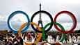 Olympiarenkaat Pariisin Eiffel-tornin edustalla. Kesällä 2024 olympialaiset pidetään Pariisissa.