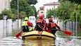 Palomiehet kuljettivat ruokaa ja vettä kumiveneillä veden saartamille ihmisille Lugon kunnassa Emilia-Romagnan alueella Italiassa.