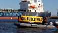 Greenpeace-järjestön aktivisteja öljyterminaalin eteen telakoidun Minerva Virgo -öljytankkerin edustalla New Jerseyn Bayonessa.