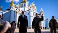 Yhdysvaltain presidentti Joe Biden ja Ukrainan presidentti Volodymyr Zelenskyi vierailivat Pyhän Mikaelin kultakupolisen luostarin edustalla maanantaina.