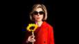 Uudella Good Fight -kaudella Diane (Christine Baranski) kantaa auringonkukkaa.