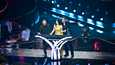 Alessandro Catelan (vas.), Laura Pausini ja Mika juonsivat Euroviisut. Kuva ääntenlaskennasta.