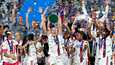 Lyonin pelaajat juhlivat Mestarien liigan voittoa Torinossa lauantaina.