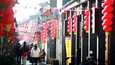 Kiinalaisen uudenvuoden juhlintaan liittyvän lomakauden pelätään johtavan uuteen koronapiikkiin Kiinassa. Koristeltu kauppakuja Yangzhoussa keskiviikkona.