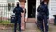 Poliisit valvoivat 7. joulukuuta Frankfurtissa taloa, johon oli tehty ratsia äärioikeistolaisryhmän terroriepäilyyn liittyen.