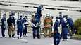 Poliiseja ja pelastajia Japanin ääministerin Fumio Kishidan virka-asunnon tuntumassa Tokiossa keskiviikkona.