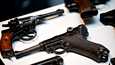Keskusrikospoliisi esitteli järjestäytyneen rikollisuuden käytössä olleita aseita vuonna 2013. Järjestäytyneen rikollisuuden toimintaa leimaa väkivallan käyttö tai sillä uhkaaminen.