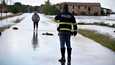 Emilia-Romagnan alueella Italiassa on satanut viikkojen ajan. Poliisi seisoi tulvivalla tiellä 3. toukokuuta lähellä Imolaa.
