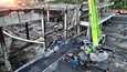 Ukrainan viranomaiset raivasivat tiistaina Krementšukissa sijaitsevan ostoskeskuksen raunioita. Ostoskeskus tuhoutui Venäjän maanantaina tekemässä ohjusiskussa.