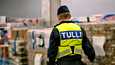 Suomen ulkopuolelta tilattuja alkoholituotteita Tullin varastossa Helsingissä 11. marraskuuta 2022. Tulli on sumentanut kuvasta tuotemerkkejä ja tunnistetietoja.