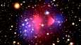 Luotijoukko on tunnettu näyttö pimeästä aineesta. Väritetyssä kuvassa näkyy, miten siniset pimeän aineen painovoiman keskittymät ovat galaksien törmäyksen jälkeen eri paikassa kuin punaiset näkyvät aineen keskittymät.