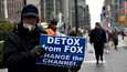Mielenosoittajia New Yorkissa Fox News -uutiskanavan toimitalon ulkopuolella helmikuussa.