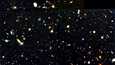 Ensimmäinen kuva syvästä ”tyhjästä” avaruudesta joulukuussa 1995. Galakseja, galakseja, ja etäisimmät niistä aivan erilaisia kuin nykyiset. Alkuperäinen kuva on tämän muotoinen.