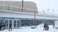 Lauantaina saapuva runsas lumisade voi aiheuttaa viivästyksiä lentoliikenteeseen Helsinki-Vantaalla. Kuvassa Helsinki-Vantaan lentokenttä helmikuussa. 