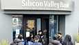 Silicon Valley Bankin työntekijä kertoi perjantaina pankin ovelle kerääntyneille asiakkaille, että pankki on suljettu. Pankin pääkonttori on Santa Clarassa Kaliforniassa. 