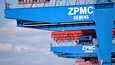 Kiinalaisen ZPMC-yhtiön valmistamia konttinostureita Hampurin satamassa huhtikuussa 2022.