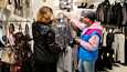 Ville (vas.), 22, ja Jere, 24, ihailivat Redin Uffin myymälässä muotitalo Moschinon ja H&M:n yhteistyönä valmistettua kimalletakkia, joka maksoi 28,50 euroa.