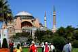 Istanbulin maamerkki Hagia Sofia rakennettiin noin 1400 vuotta sitten kirkoksi. Sen jälkeen se on ollut myös moskeija ja nykyisin museo.