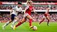 Arsenalin Beth Mead kuljetti palloa ottelussa Tottenhamia vastaan lauantaina.