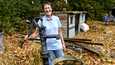 Siirtolapuutarhapalstan pitäjä Jane Morris käyttää vanhaa käsipumppua. Hän kuvailee Lontoota koetellutta kuivuutta ”kamalaksi”.