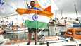 Intialainen yksinpurjehtija Abhilash Tomy esitteli veneensä kannella maansa lippua.