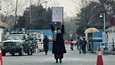 Nainen osoitti mieltään naisten yliopistokieltoa vastaan Afganistanin Kabulissa sunnuntaina.