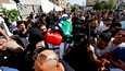 Toimittaja Shireen Abu Aklehin Palestiinan lippuun käärittyä ruumista kannettiin kadulla Länsirannalla keskiviikkona.