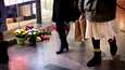 Vartijoiden kiinni ottama nainen kuoli lauantaina voimankäyttötilanteessa Espoon Isossa Omenassa. Kauppakeskuksessa sijaitsevan liikkeen edustalla oli sunnuntaina kukkia.