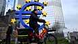 Talouden keskeisen ilmapuntarin perusteella euroalueen talous alkoi vahvistua maaliskuussa. Pyöräilijä euroveistoksen edessä Frankfurtissa maaliskuun alussa.