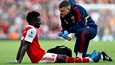 Arsenalin Bukayo Saka sai hoitoa kentällä sen jälkeen, kun häntä oli potkittu jalkoihin useamman kerran Nottingham-ottelun ensimmäisellä jaksolla.