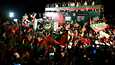Pakistanin entinen pääministeri Imran Khan keräsi runsaasti kannattajia hallituksen vastaiseen mielenosoitukseen Islamabadissa lauantaina 20. elokuuta. 