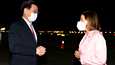 Taiwanin ulkoministeri Jospeh Wu otti vastaan Nancy Pelosin Taipein lentokentällä tiistaina.