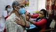 Mies sai tehosteannoksen intialaista Covaxin-rokotetta Intian pääkaupungissa Delhissä 23. huhtikuuta. 