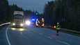 Kaksi ihmistä kuoli Luumäellä tiistaina tapahtuneessa henkilöauton ja rekan nokkakolarissa. Onnettomuuspaikalla ohjattiin liikennettä vielä illalla.