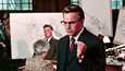 JFK – avoin tapaus -elokuvassa Kevin Costner esittää piirisyyttäjä Jim Garrisonia, jonka mielestä Kennedyn salamurhan takana oli korkean tason poliittinen salaliitto.
