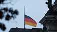 Saksan lippu liehui puolitangossa Vainojen uhrien muistopäivänä perjantaina.